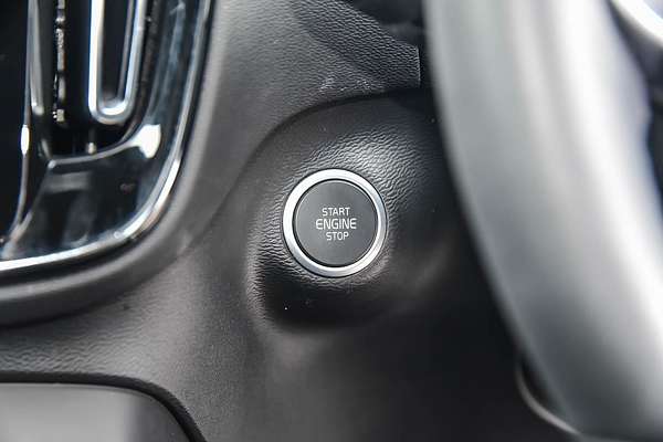 2022 Volvo XC40 T5 R-Design