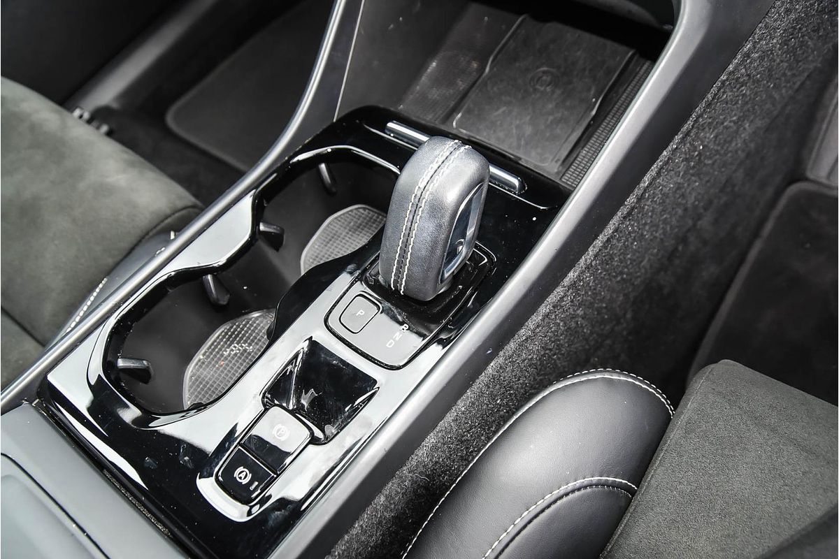 2022 Volvo XC40 T5 R-Design