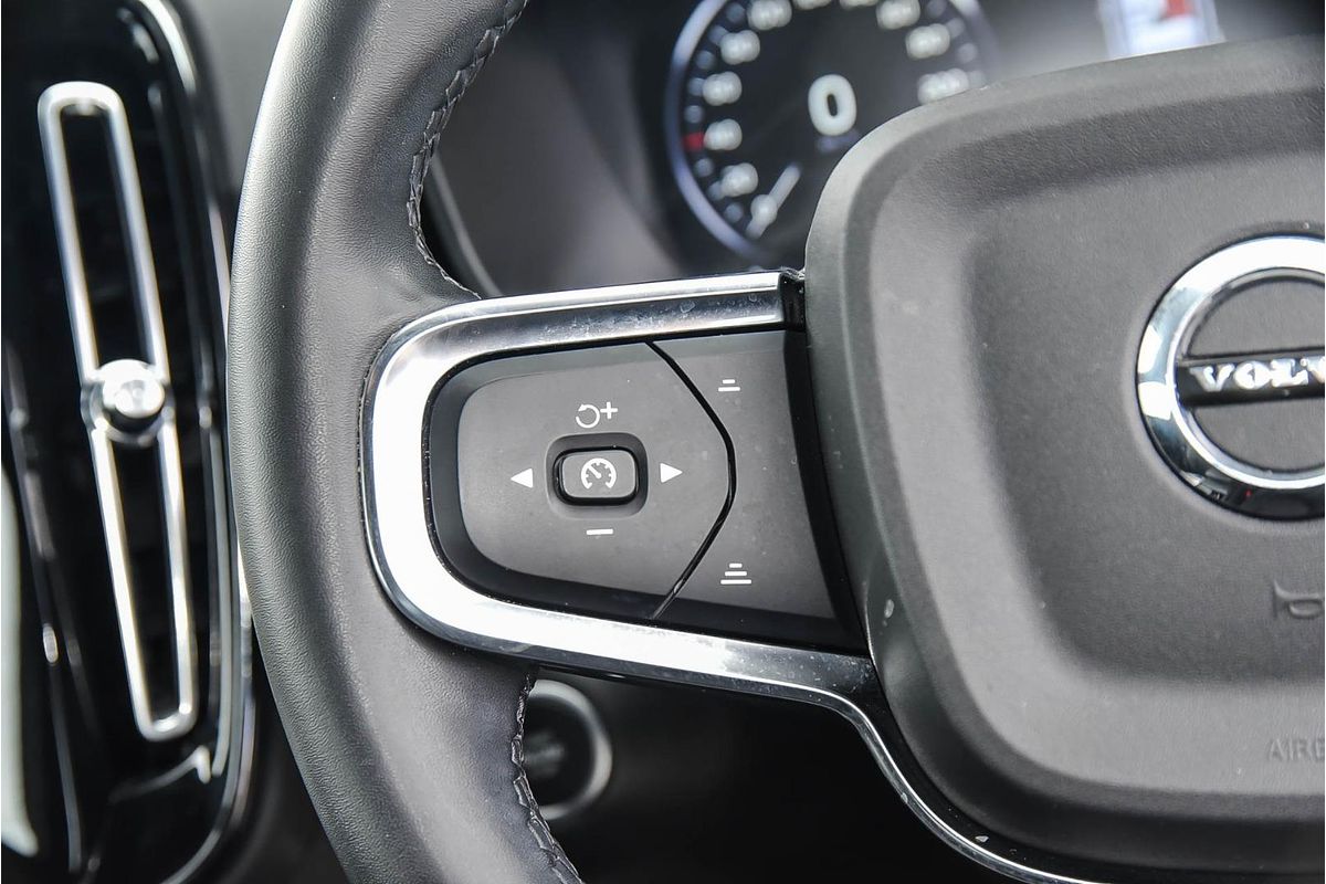 2022 Volvo XC40 T5 R-Design