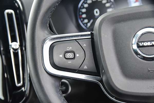 2022 Volvo XC40 T5 R-Design