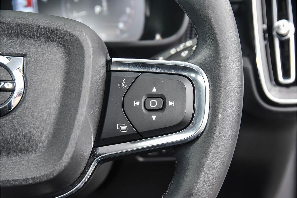 2022 Volvo XC40 T5 R-Design