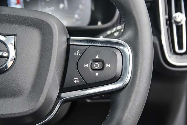 2022 Volvo XC40 T5 R-Design