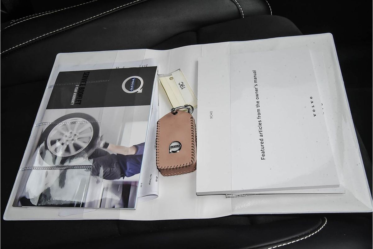 2022 Volvo XC40 T5 R-Design