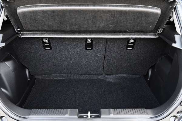 2025 Suzuki Swift Hybrid GLX UZ