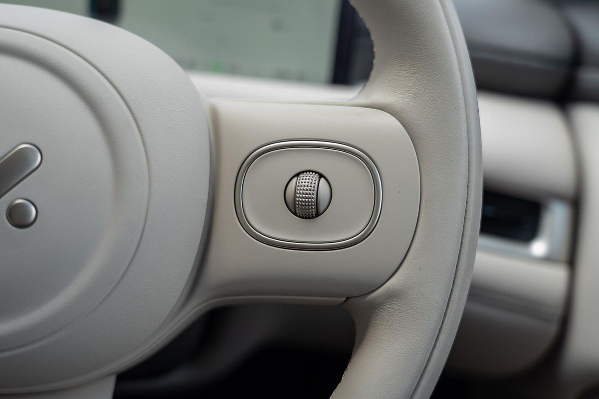 2025 MG IM6 Platinum S12L