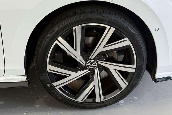 2022 Volkswagen Golf 110TSI R-Line 8