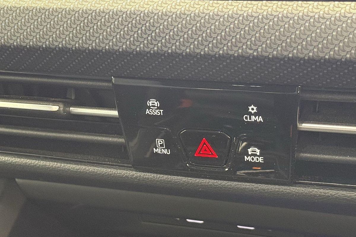 2022 Volkswagen Golf 110TSI R-Line 8