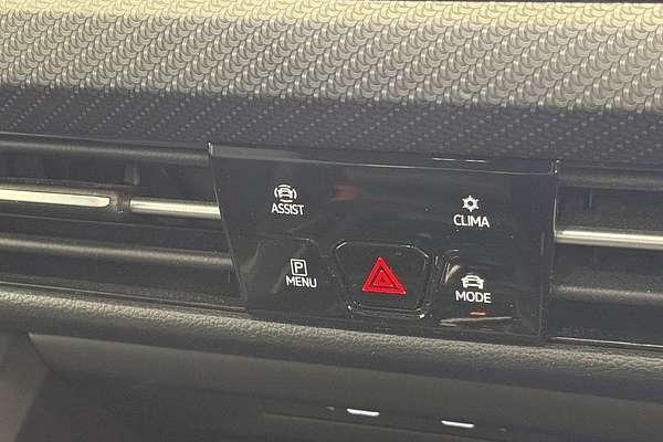 2022 Volkswagen Golf 110TSI R-Line 8