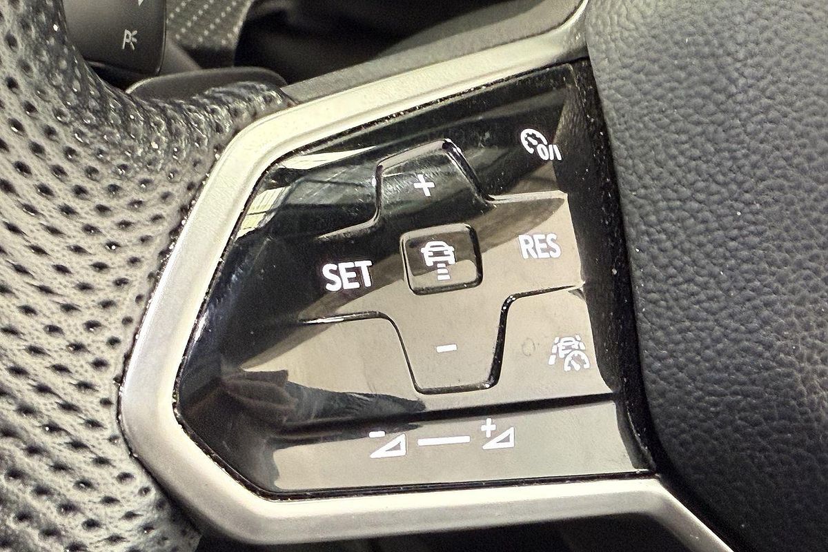 2022 Volkswagen Golf 110TSI R-Line 8