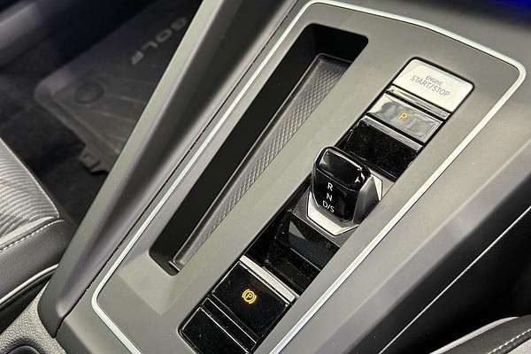 2022 Volkswagen Golf 110TSI R-Line 8