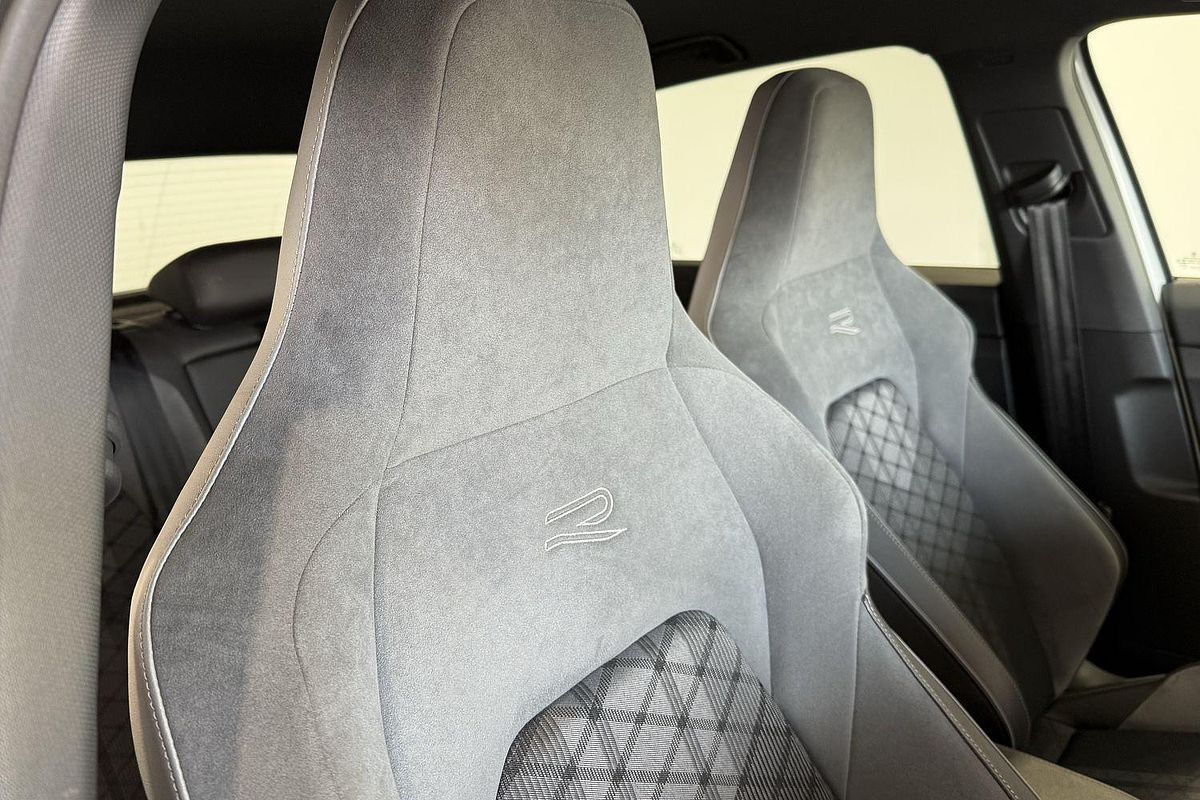 2022 Volkswagen Golf 110TSI R-Line 8