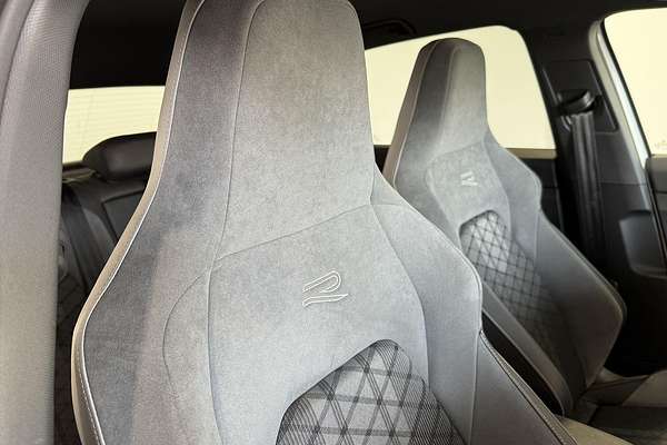 2022 Volkswagen Golf 110TSI R-Line 8