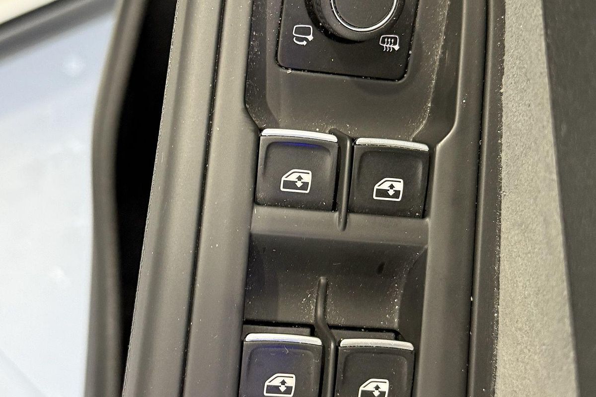 2022 Volkswagen Golf 110TSI R-Line 8