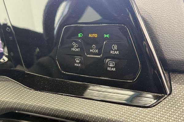 2022 Volkswagen Golf 110TSI R-Line 8