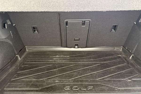 2022 Volkswagen Golf 110TSI R-Line 8