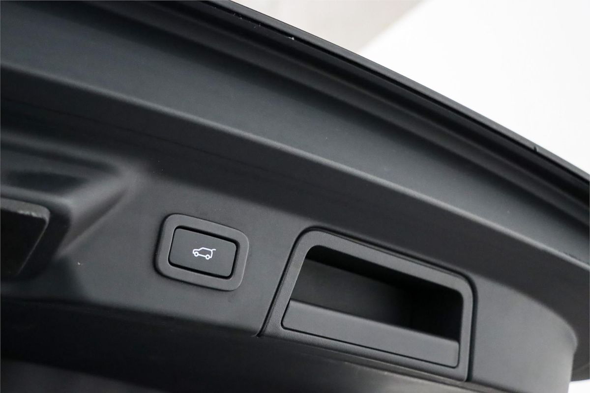 2018 Land Rover Range Rover Velar P300 R-Dynamic HSE L560