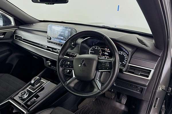 2023 Mitsubishi Outlander LS Black Edition ZM