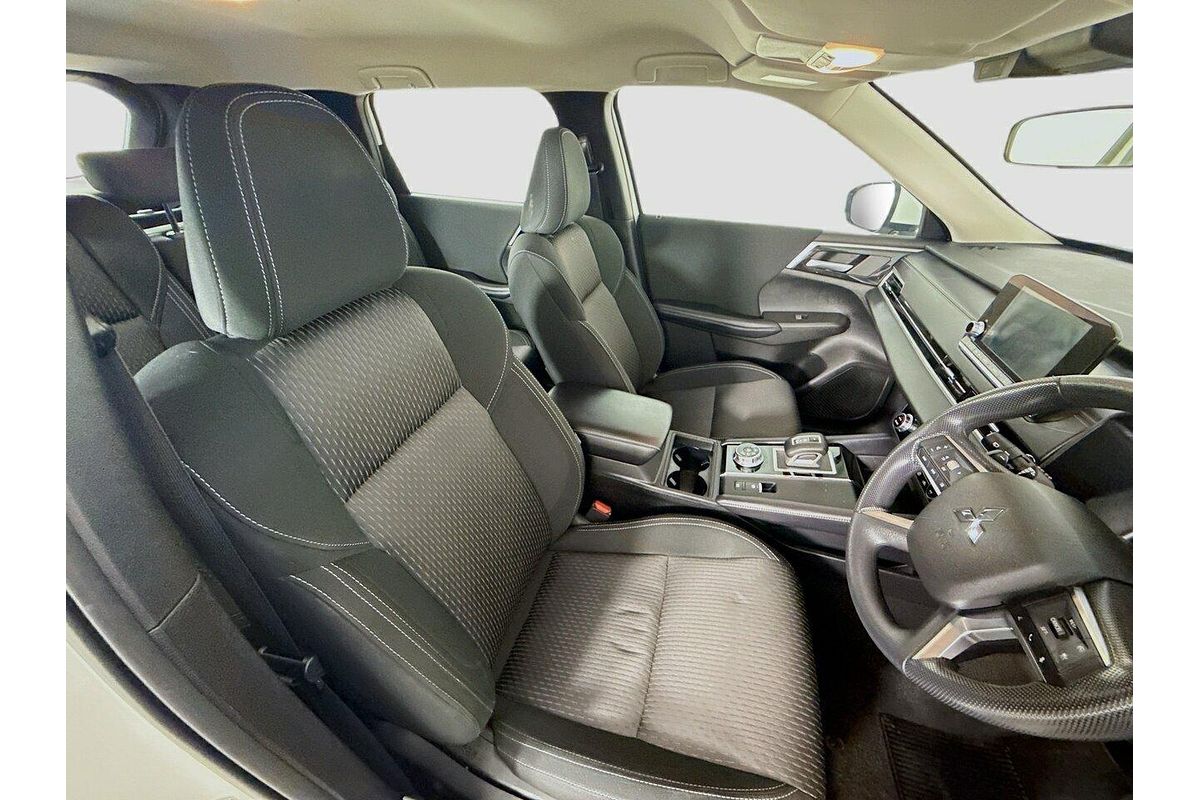 2024 Mitsubishi Outlander ES ZM