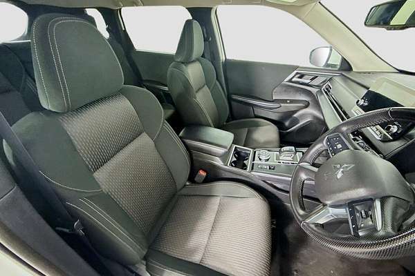 2024 Mitsubishi Outlander LS ZM