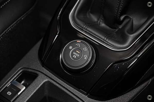 2025 Volkswagen T-Roc 140TSI R-Line D11