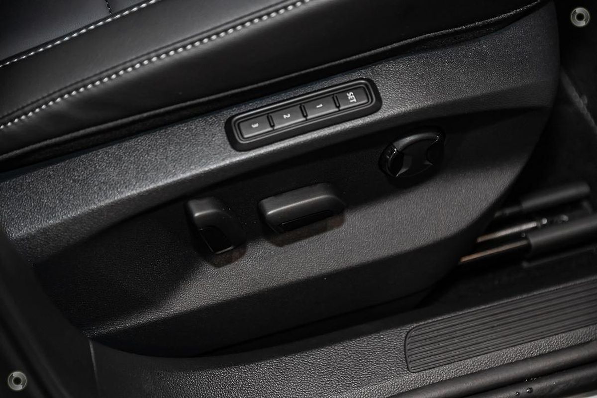 2025 Volkswagen T-Roc 140TSI R-Line D11