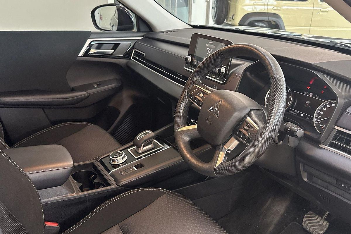 2023 Mitsubishi Outlander ES ZM