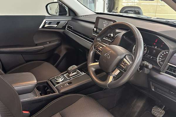 2023 Mitsubishi Outlander ES ZM