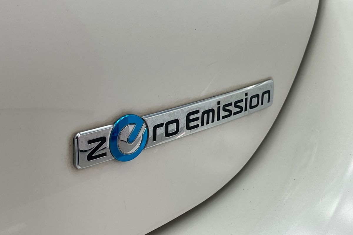 2017 Nissan LEAF  ZE0