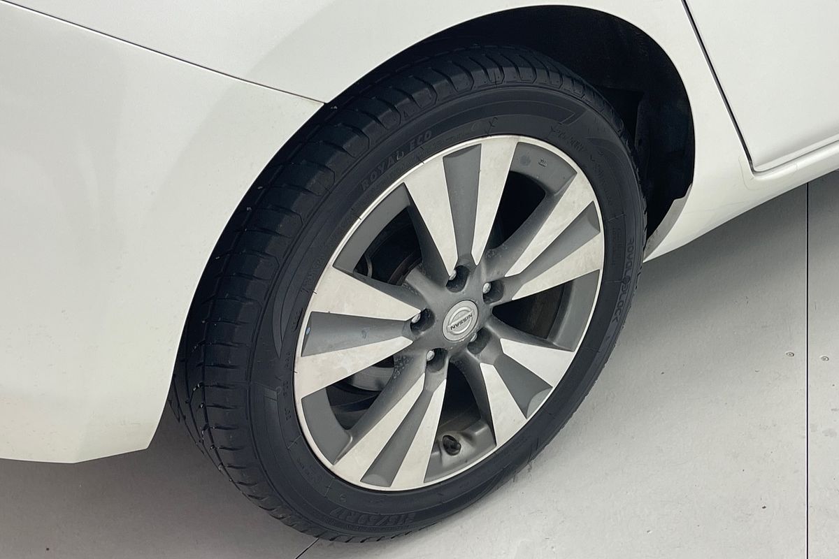 2017 Nissan LEAF  ZE0