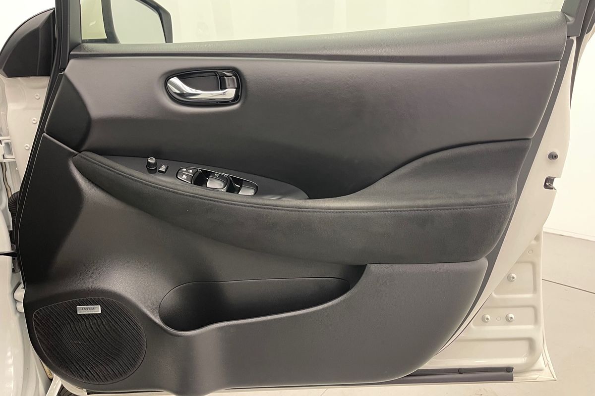 2017 Nissan LEAF  ZE0