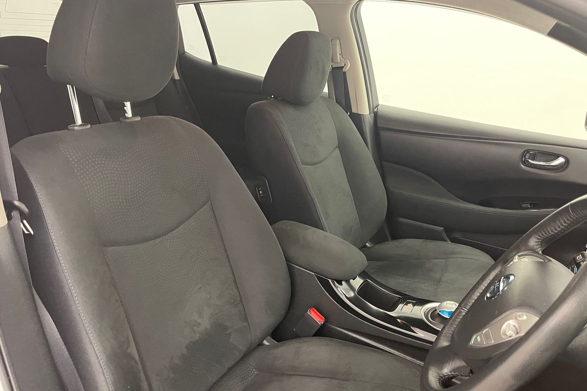 2017 Nissan LEAF  ZE0