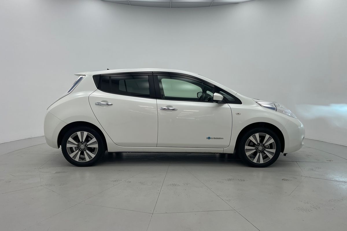 2017 Nissan LEAF  ZE0