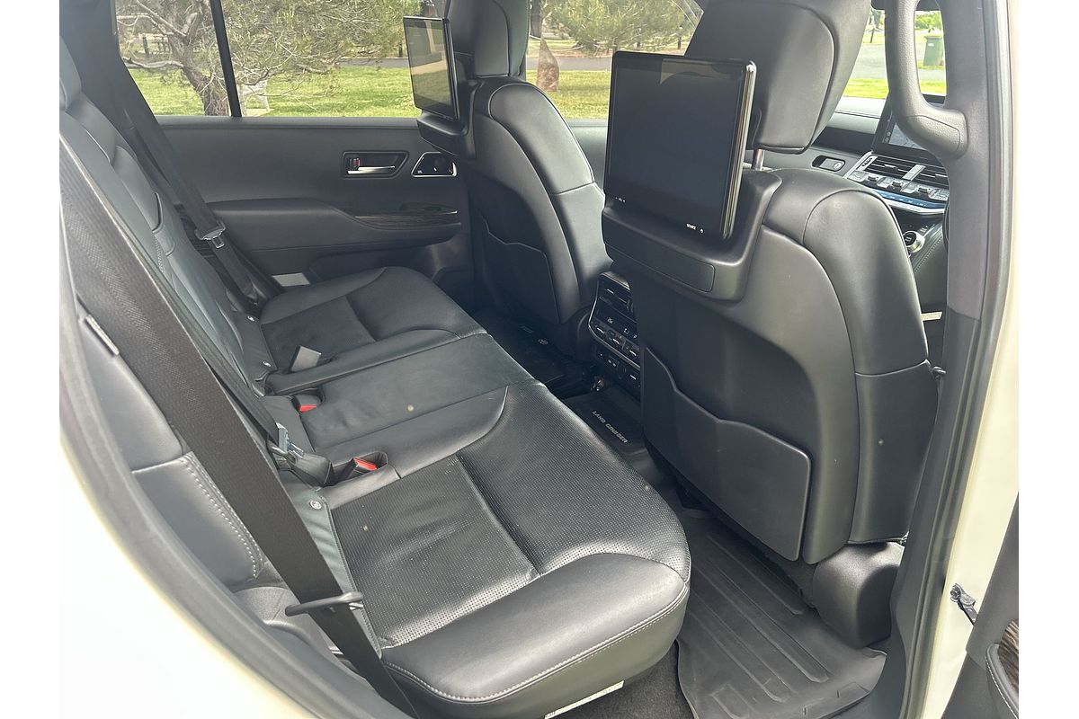 2022 Toyota Landcruiser Sahara FJA300R