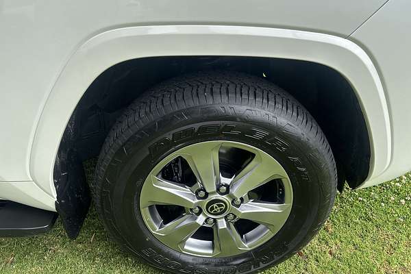 2022 Toyota Landcruiser Sahara FJA300R