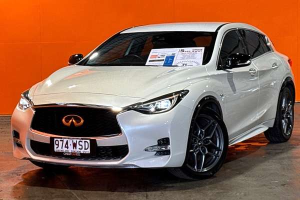 2016 INFINITI Q30 Sport H15