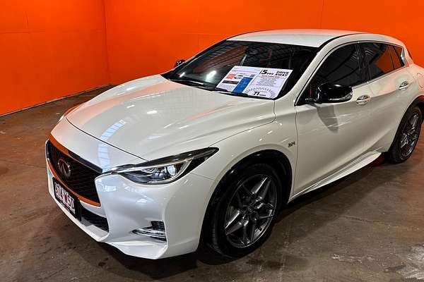 2016 INFINITI Q30 Sport H15