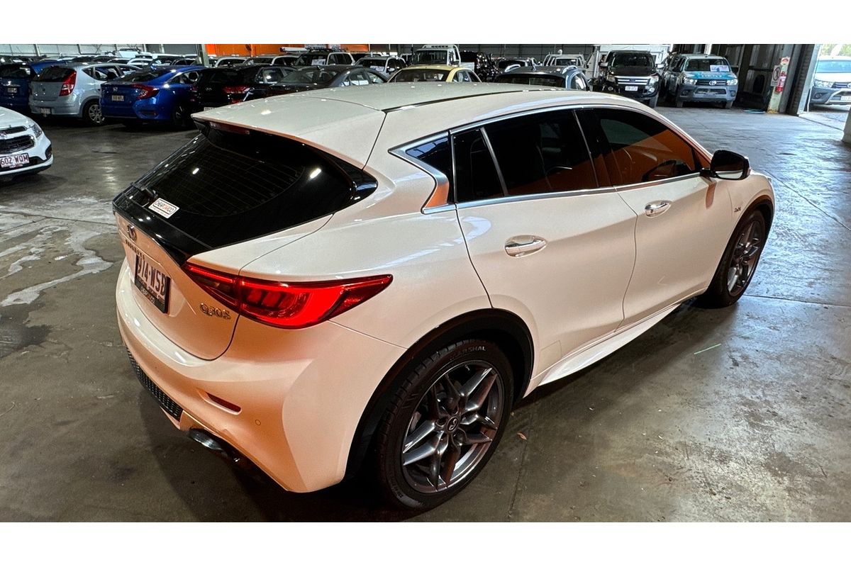2016 INFINITI Q30 Sport H15