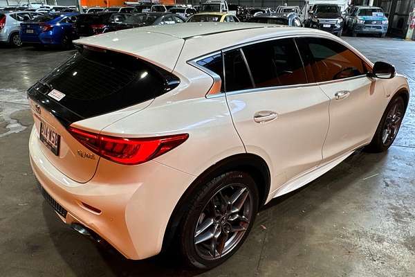 2016 INFINITI Q30 Sport H15