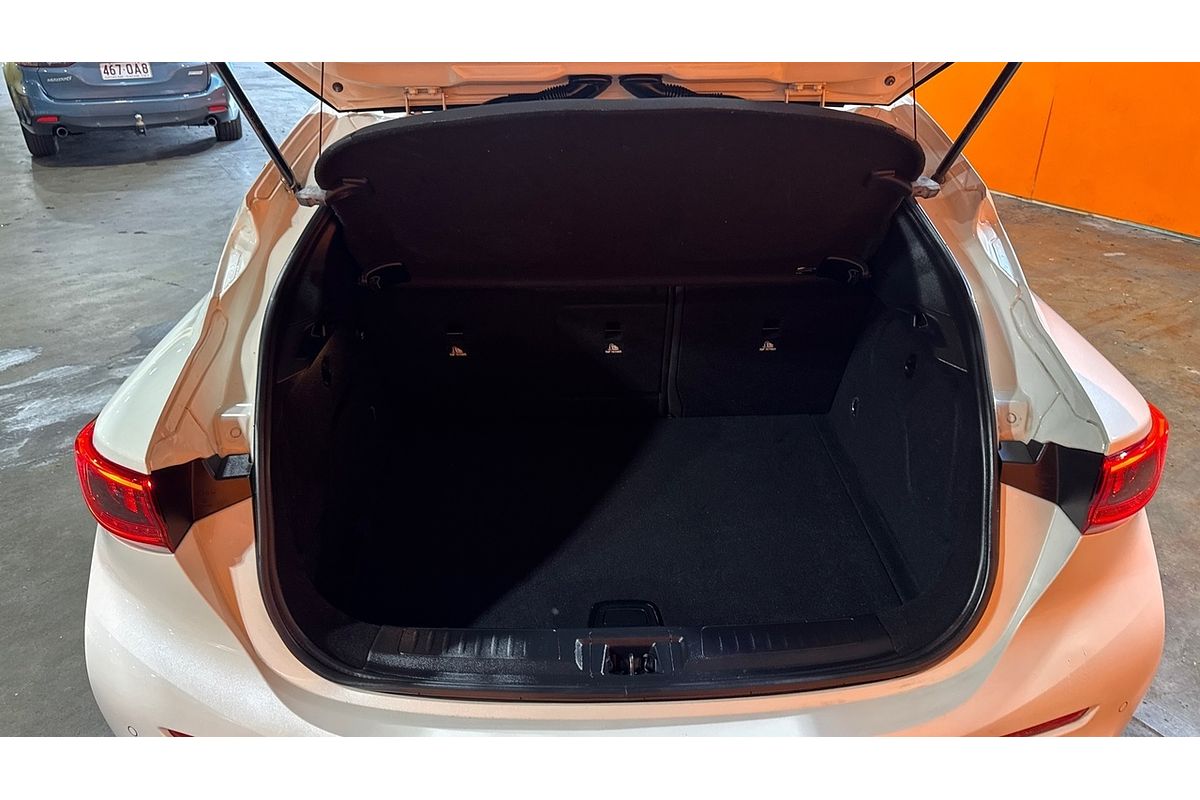 2016 INFINITI Q30 Sport H15