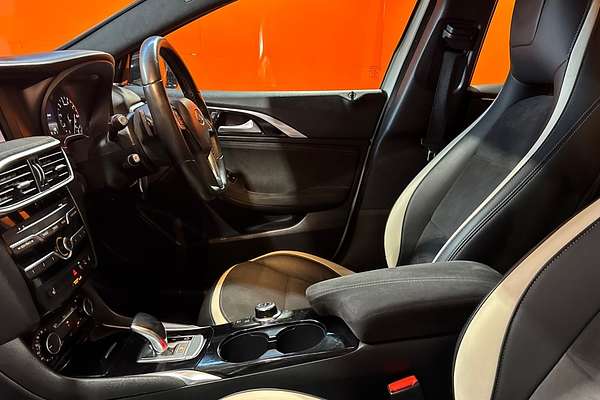 2016 INFINITI Q30 Sport H15