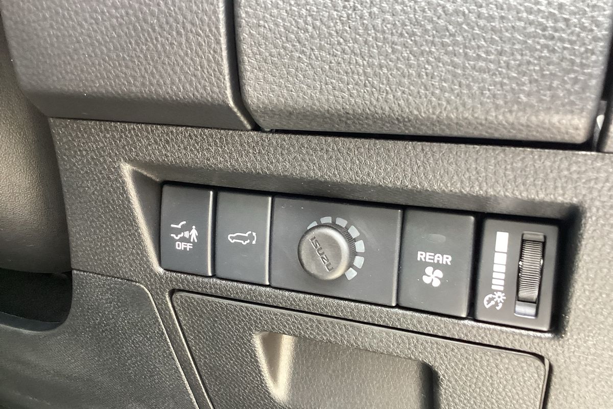 2025 Isuzu MU-X LS-T