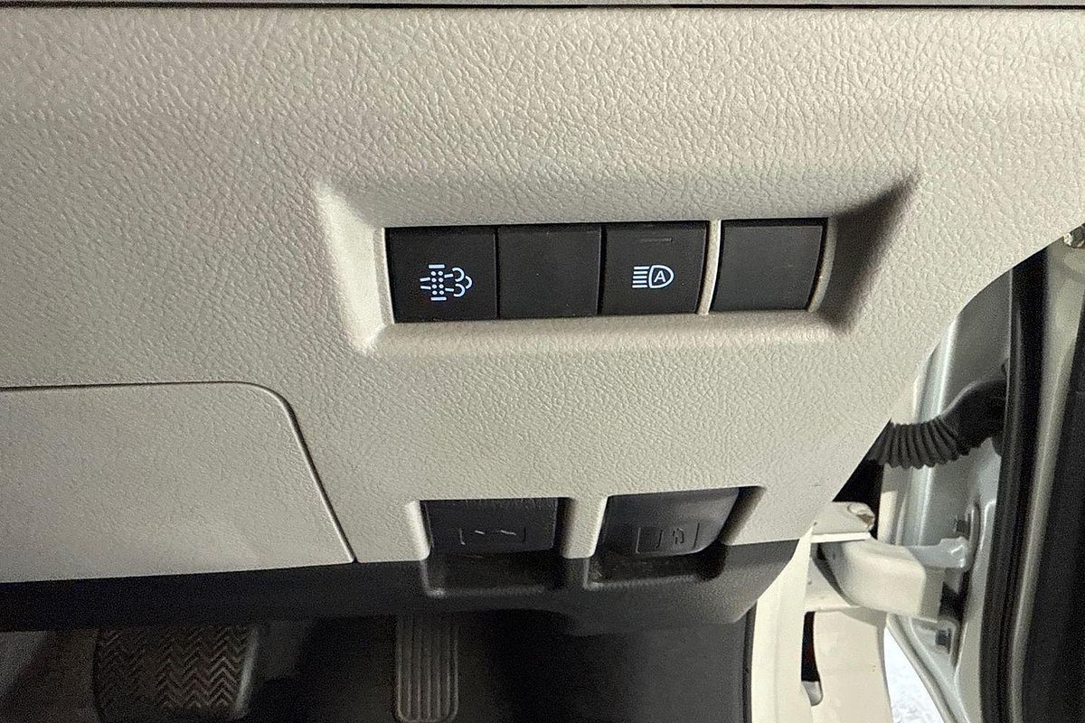 2022 Toyota Hiace Commuter GDH322R ELWB High Roof