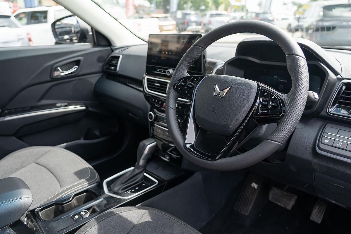 2025 Mahindra XUV3XO AX5L