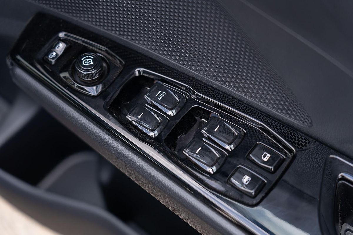 2025 Mahindra XUV3XO AX5L