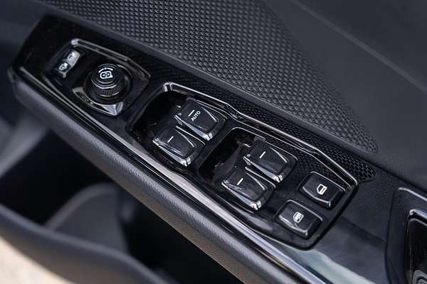 2025 Mahindra XUV3XO AX5L