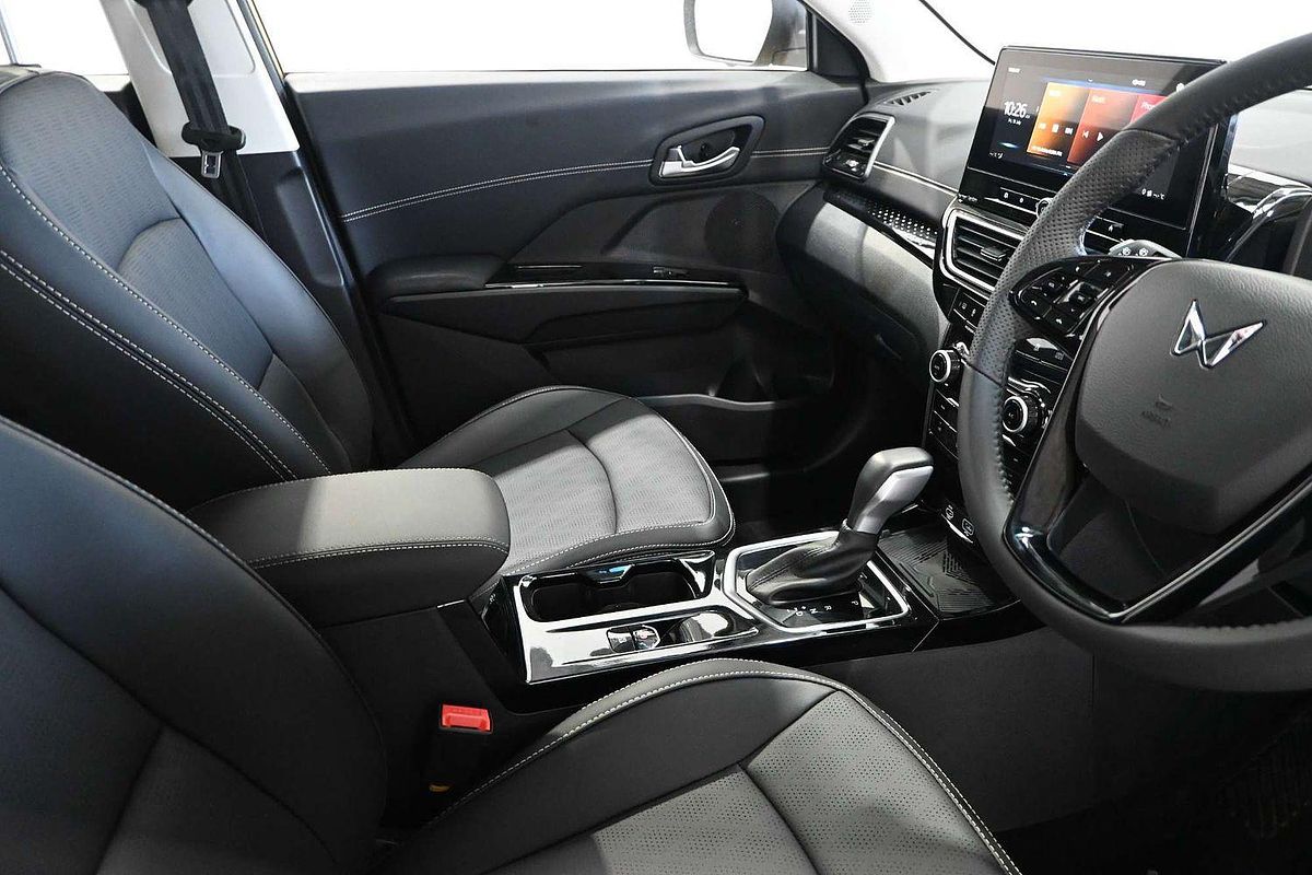 2025 Mahindra XUV3XO AX7L