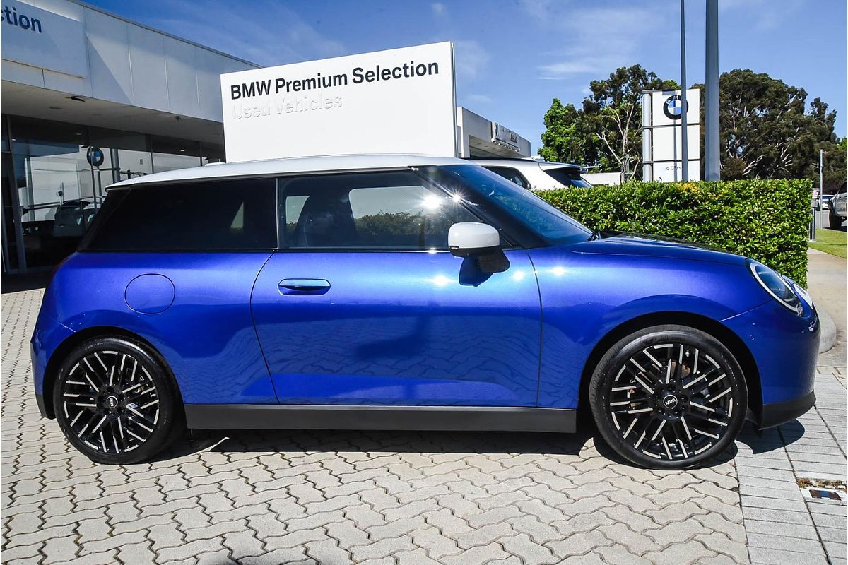 2024 MINI Cooper SE Favoured J01