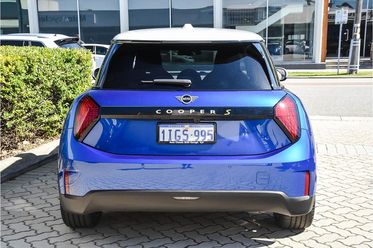 2024 MINI Cooper SE Favoured J01