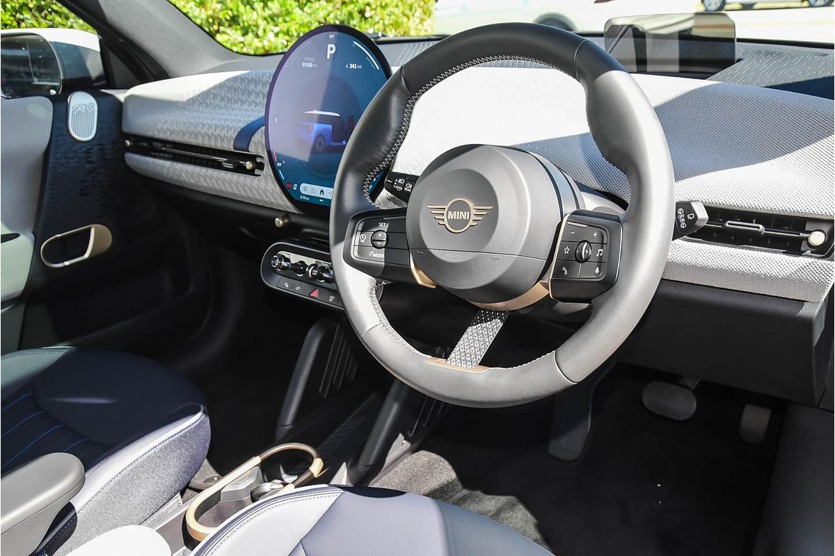 2024 MINI Cooper SE Favoured J01