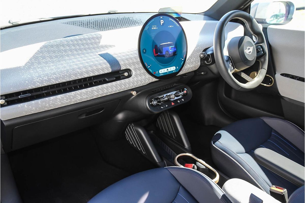 2024 MINI Cooper SE Favoured J01